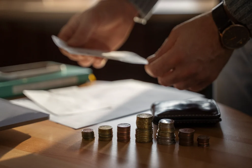 Pilha de moedas em forma de gráfico representando planejamento financeiro e crescimento das finanças