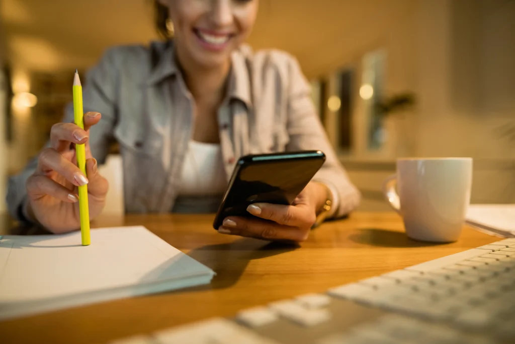 Mulher buscando melhores apps de controle financeiro no celular para organizar e cntrolar gastos pessoais