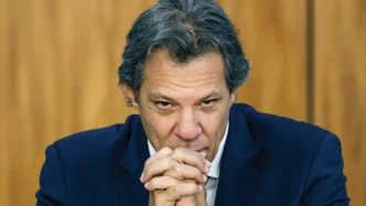 Homem nervoso com a instabilidade financeira brasileira, figura política brasileira preocupada com o ouro