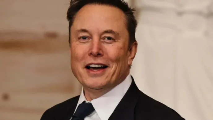 Elon Musk, homem mais rico do mundo acaba de ficar mais rico. Sorridente pelo acumulo de fortuna.