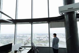 Empresário observa a cidade enquanto planeja o patrimônio após vender sua empresa
