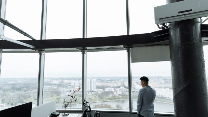 Empresário observa a cidade enquanto planeja o patrimônio após vender sua empresa