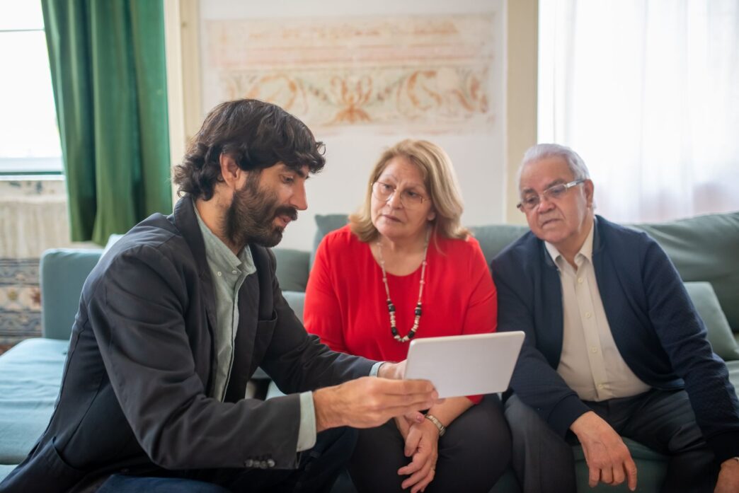 Casal conversa com consultor sobre family office e gestão patrimonial