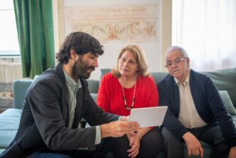 Casal conversa com consultor sobre family office e gestão patrimonial