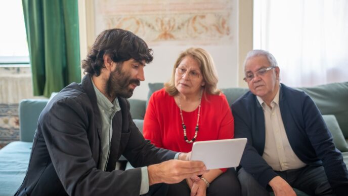 Casal conversa com consultor sobre family office e gestão patrimonial