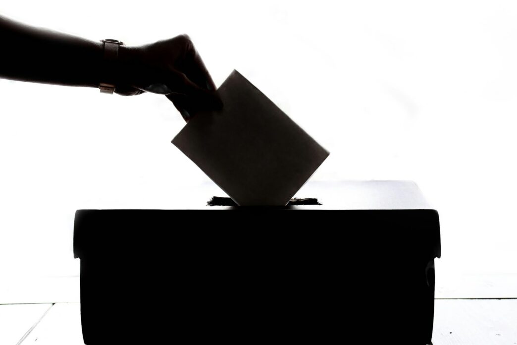 Pessoa depositando o voto em uma urna