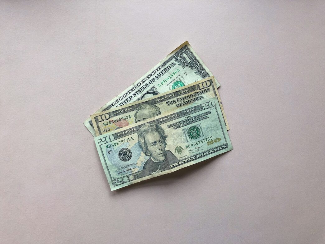 Três notas de dólar americano