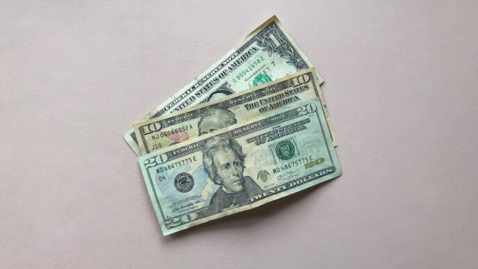 Três notas de dólar americano