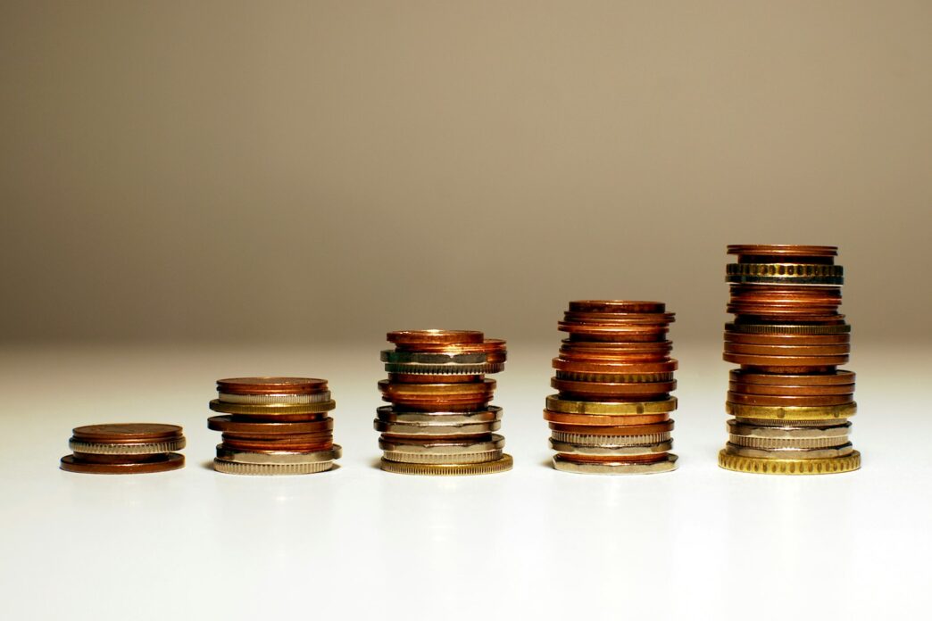 Pilhas de moedas que crescem de altura