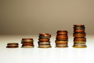 Pilhas de moedas que crescem de altura